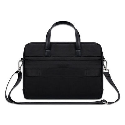 Tas Laptop tahan air dengan tali bahu.